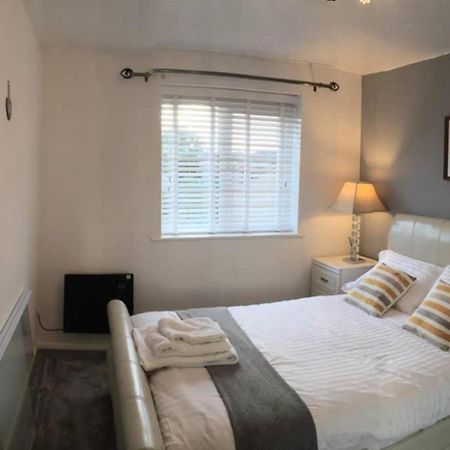 Appartamento 2-Bed Sleeps 4 Comfy For Contractors With Free Parking In Crawley Near Gatwick Manor Royal Refurbished Esterno foto