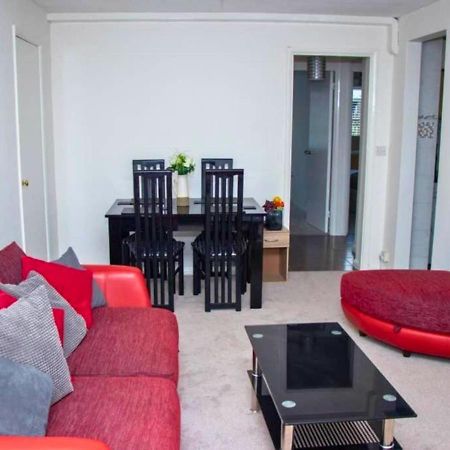 Appartamento 2-Bed Sleeps 4 Comfy For Contractors With Free Parking In Crawley Near Gatwick Manor Royal Refurbished Esterno foto