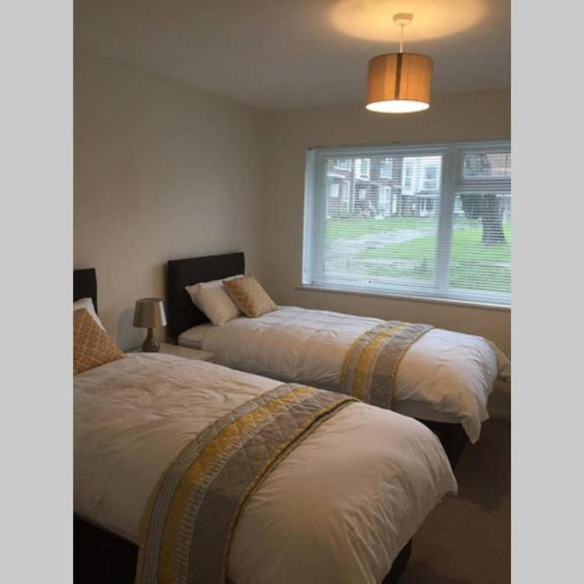 Appartamento 2-Bed Sleeps 4 Comfy For Contractors With Free Parking In Crawley Near Gatwick Manor Royal Refurbished Esterno foto