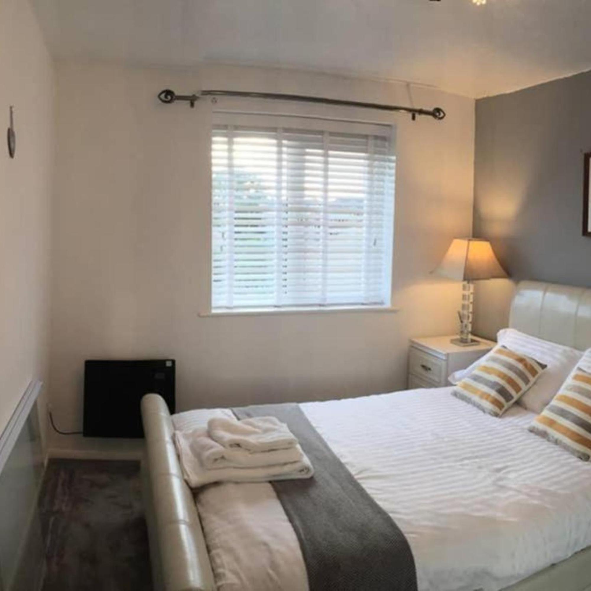 Appartamento 2-Bed Sleeps 4 Comfy For Contractors With Free Parking In Crawley Near Gatwick Manor Royal Refurbished Esterno foto