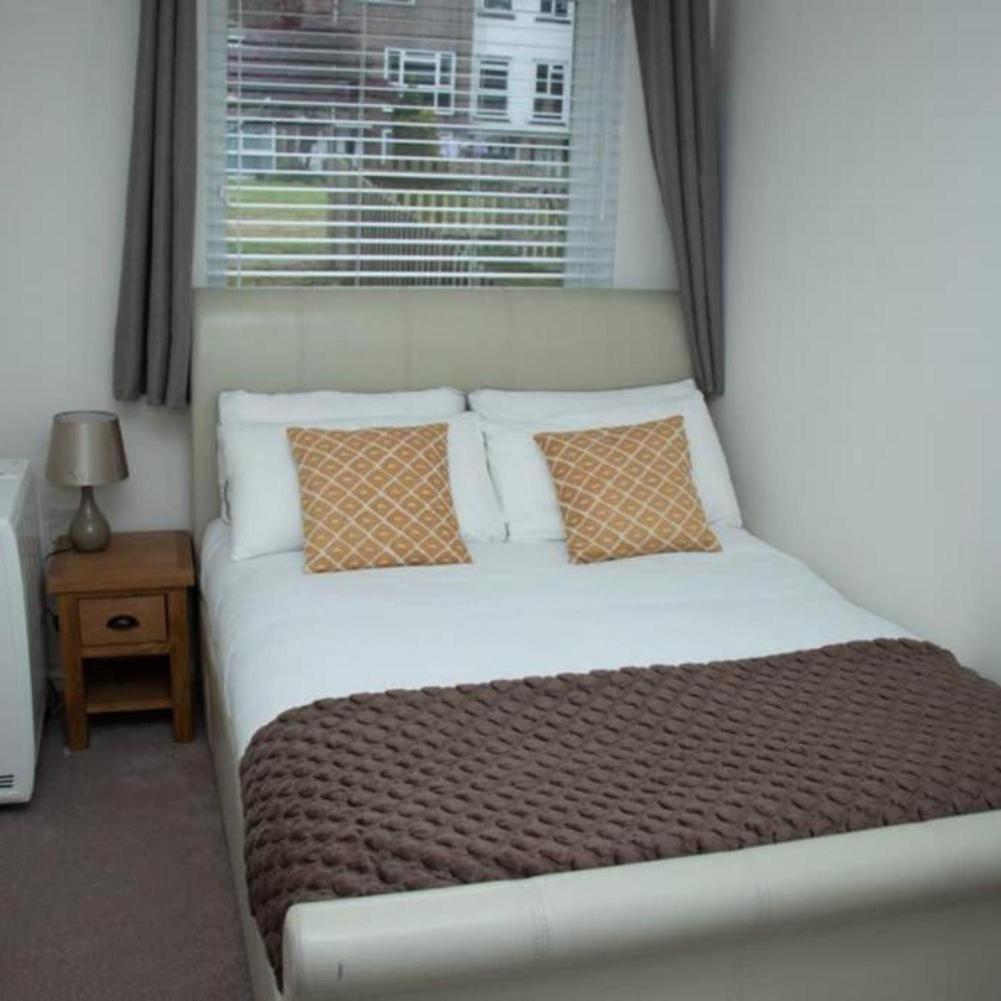 Appartamento 2-Bed Sleeps 4 Comfy For Contractors With Free Parking In Crawley Near Gatwick Manor Royal Refurbished Esterno foto