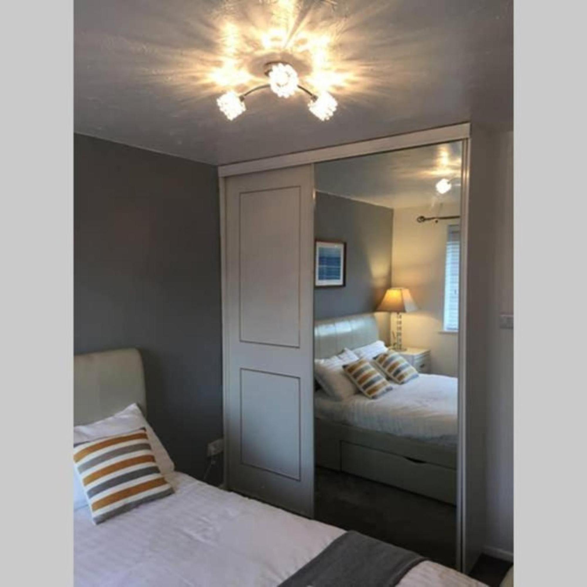 Appartamento 2-Bed Sleeps 4 Comfy For Contractors With Free Parking In Crawley Near Gatwick Manor Royal Refurbished Esterno foto