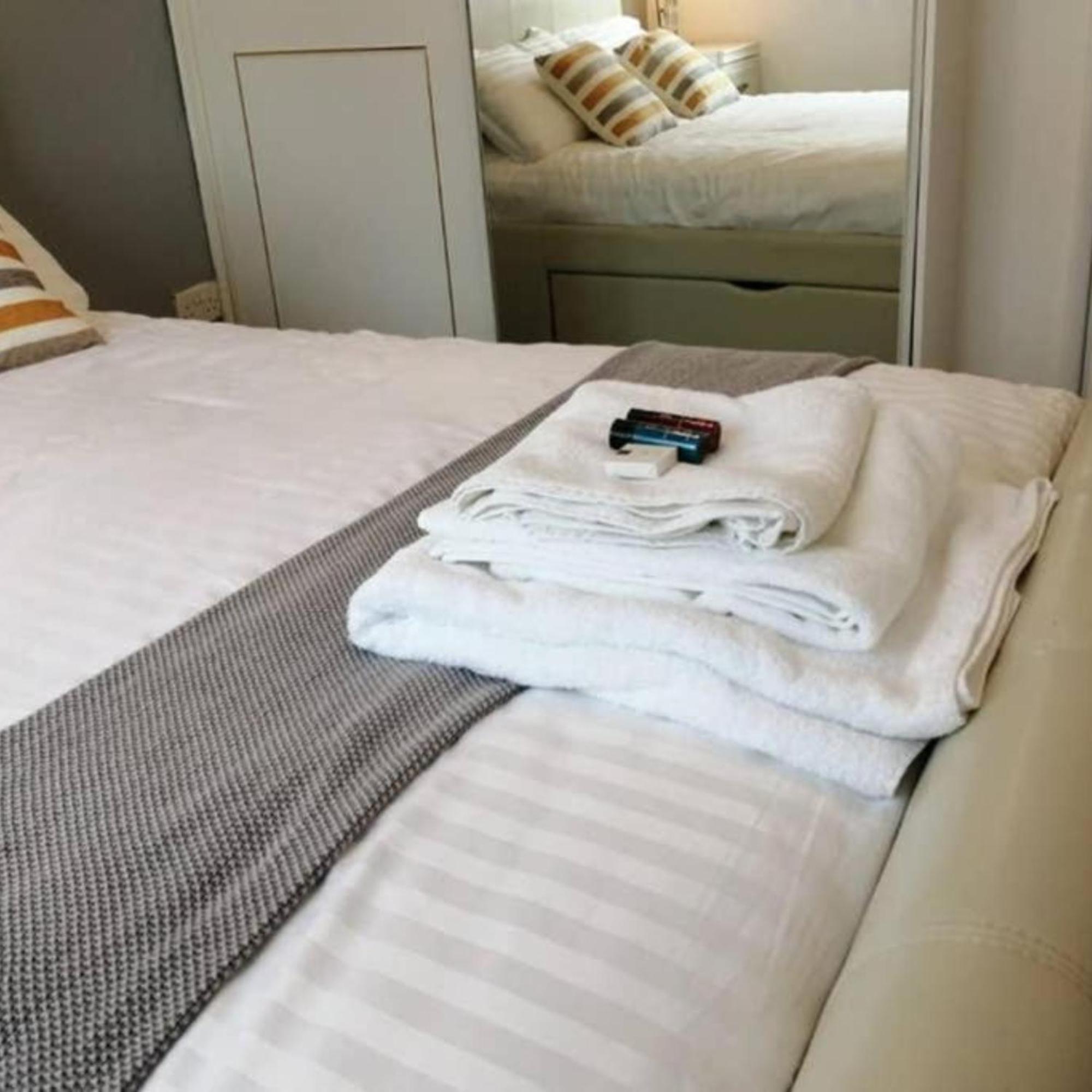 Appartamento 2-Bed Sleeps 4 Comfy For Contractors With Free Parking In Crawley Near Gatwick Manor Royal Refurbished Esterno foto