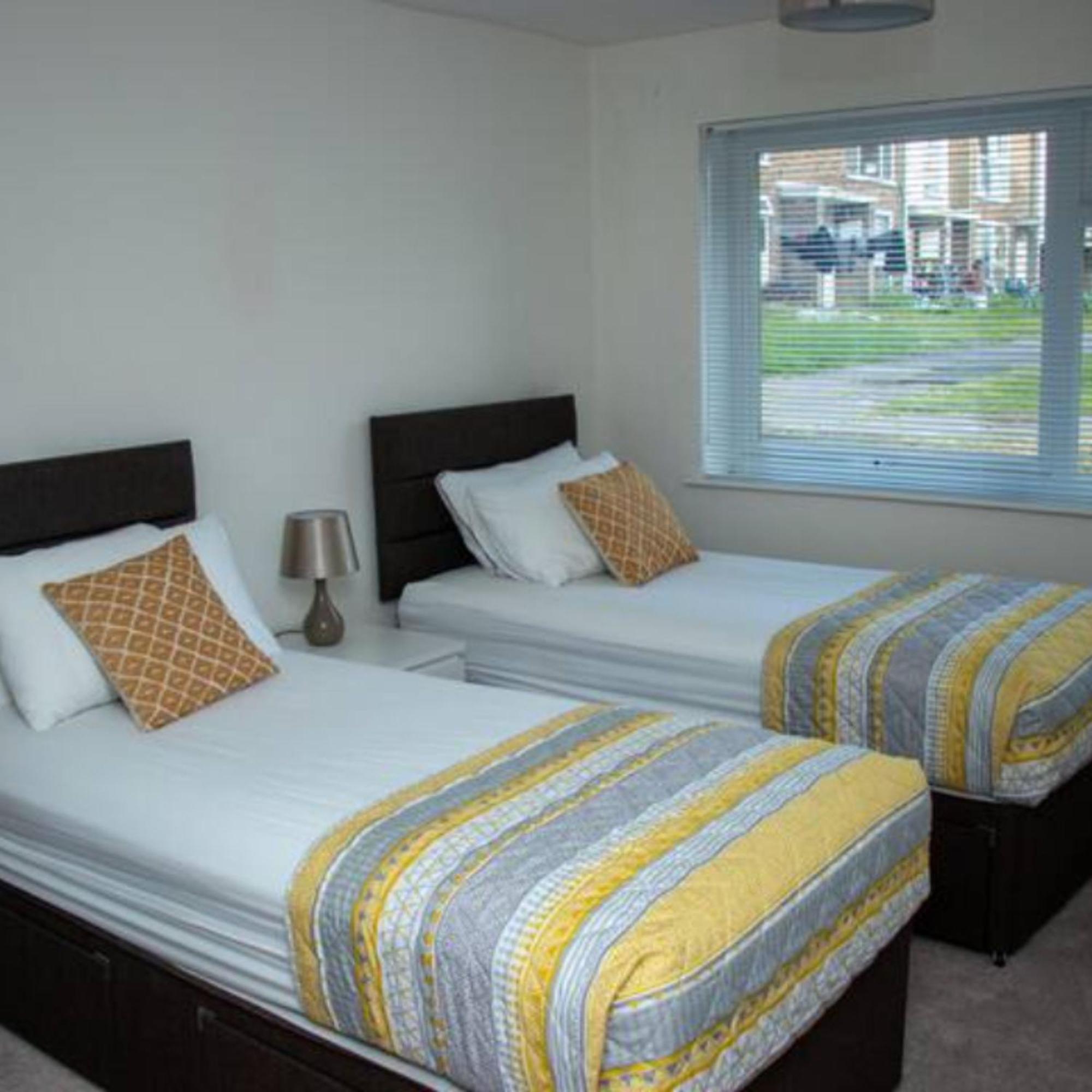 Appartamento 2-Bed Sleeps 4 Comfy For Contractors With Free Parking In Crawley Near Gatwick Manor Royal Refurbished Esterno foto