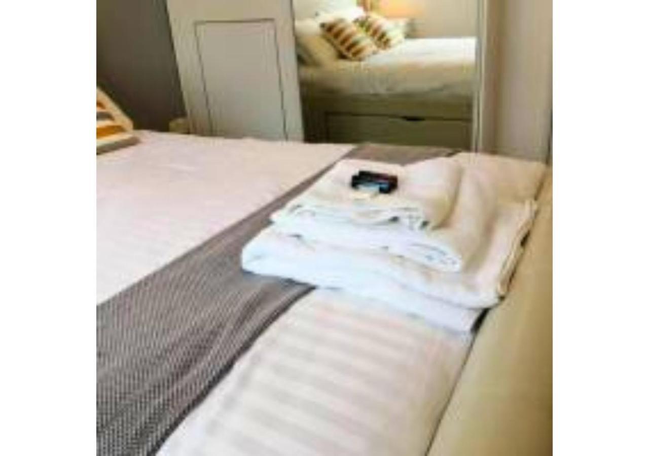Appartamento 2-Bed Sleeps 4 Comfy For Contractors With Free Parking In Crawley Near Gatwick Manor Royal Refurbished Esterno foto