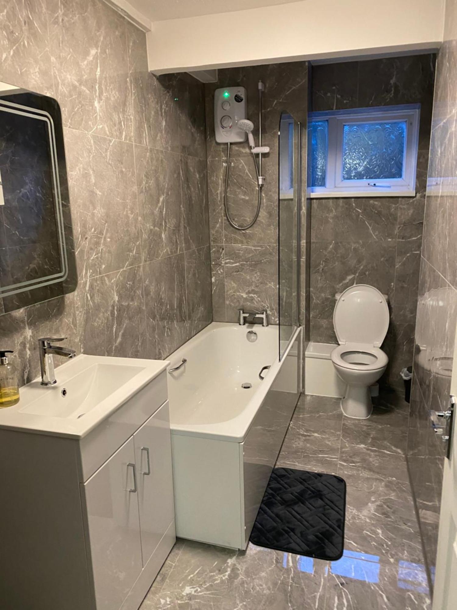 Appartamento 2-Bed Sleeps 4 Comfy For Contractors With Free Parking In Crawley Near Gatwick Manor Royal Refurbished Esterno foto