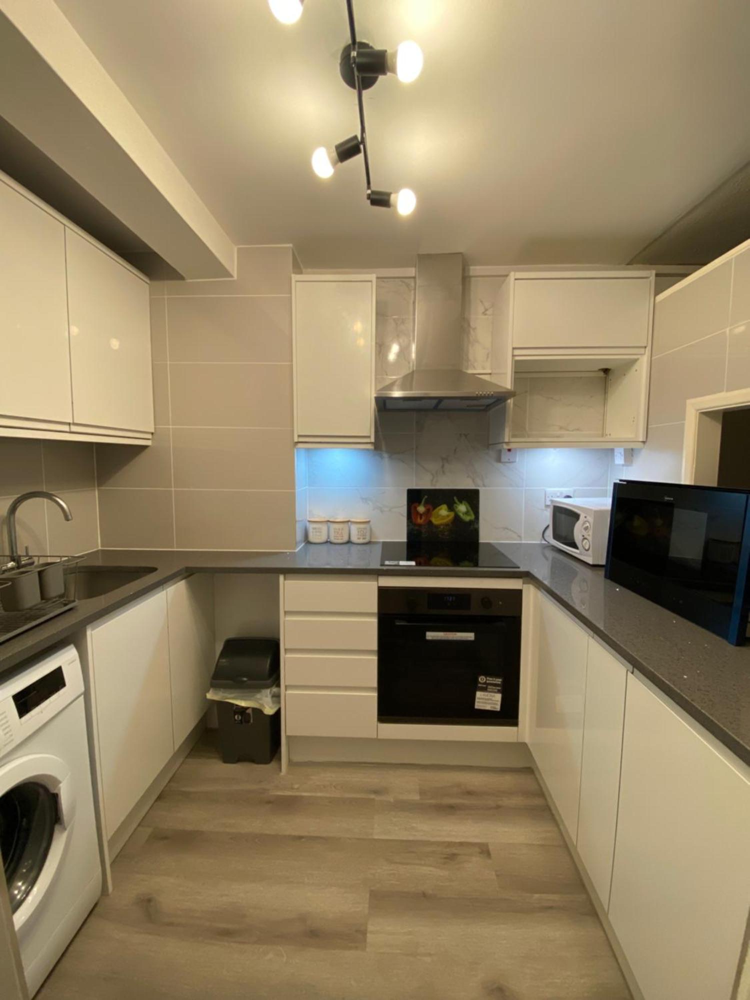 Appartamento 2-Bed Sleeps 4 Comfy For Contractors With Free Parking In Crawley Near Gatwick Manor Royal Refurbished Esterno foto