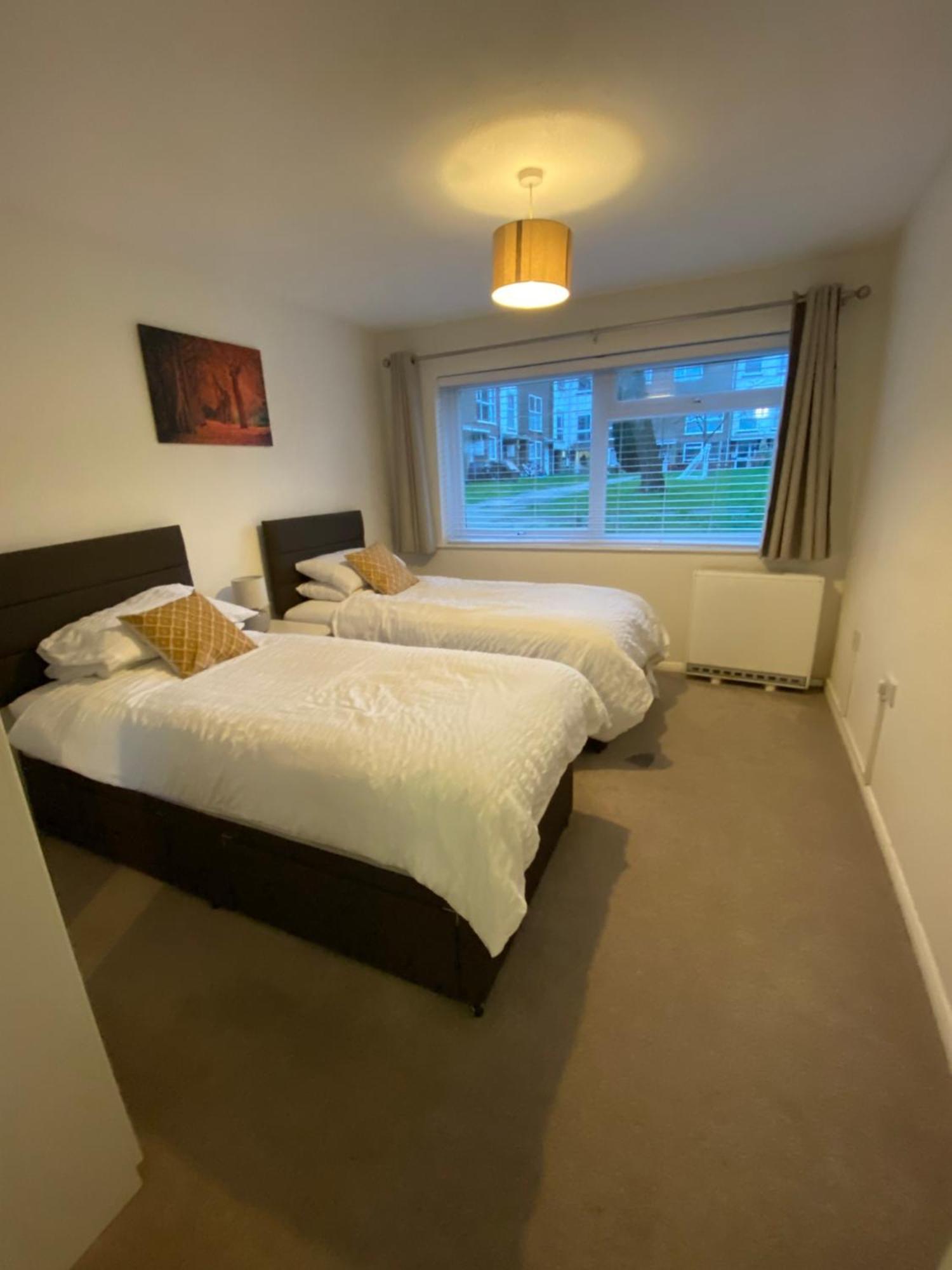 Appartamento 2-Bed Sleeps 4 Comfy For Contractors With Free Parking In Crawley Near Gatwick Manor Royal Refurbished Esterno foto