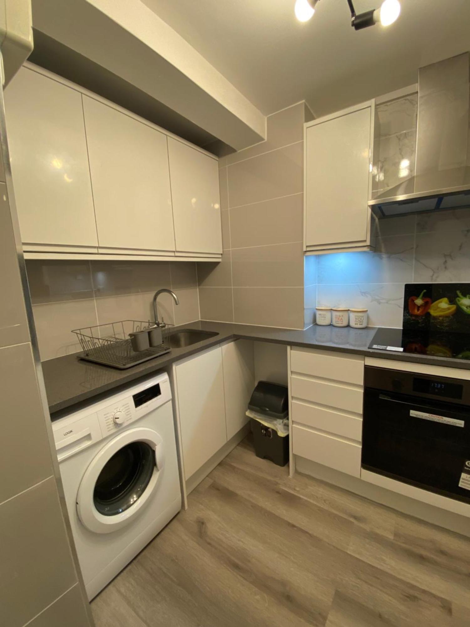 Appartamento 2-Bed Sleeps 4 Comfy For Contractors With Free Parking In Crawley Near Gatwick Manor Royal Refurbished Esterno foto