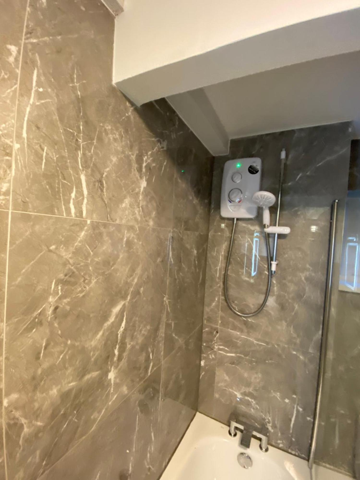 Appartamento 2-Bed Sleeps 4 Comfy For Contractors With Free Parking In Crawley Near Gatwick Manor Royal Refurbished Esterno foto