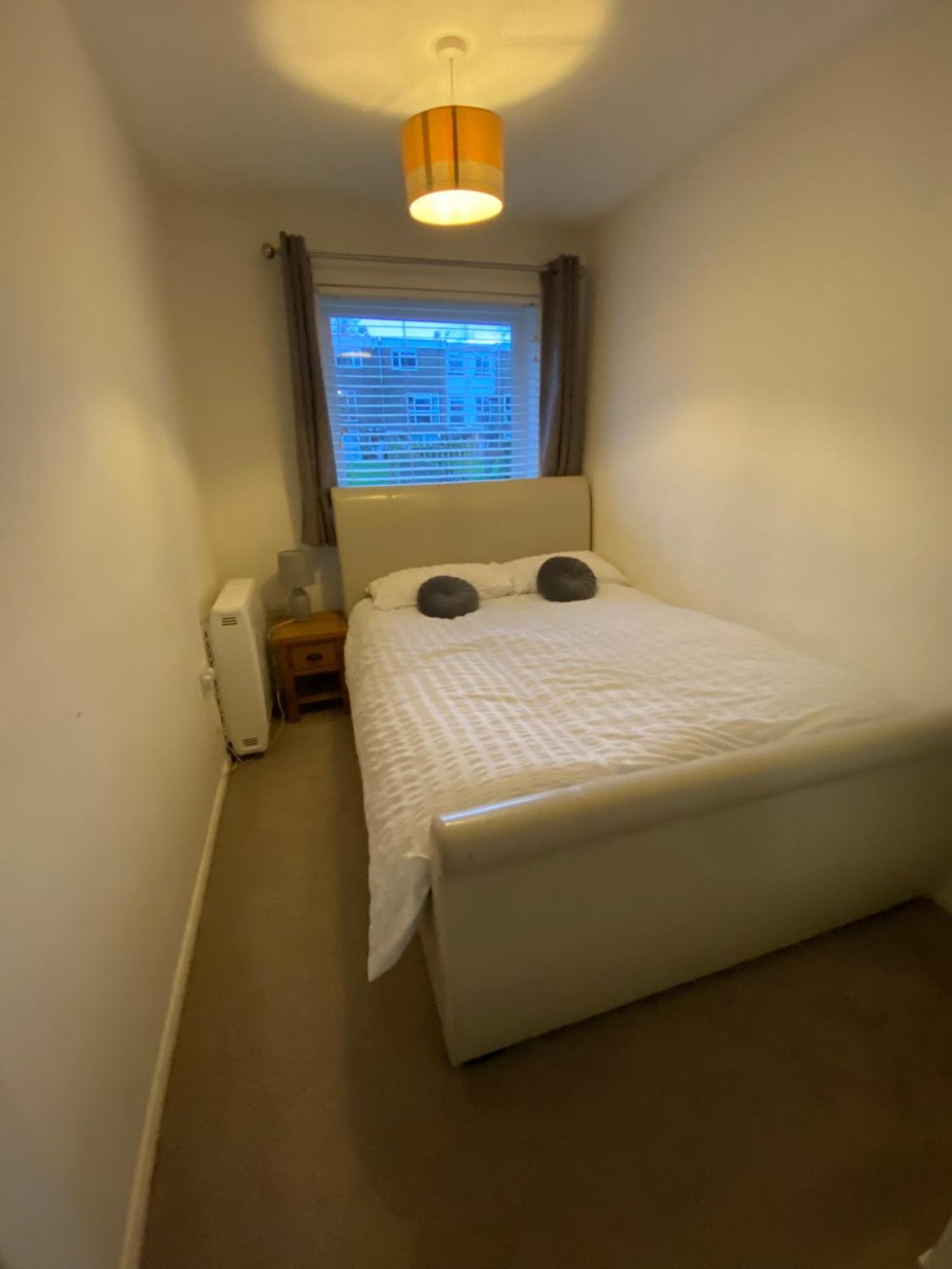 Appartamento 2-Bed Sleeps 4 Comfy For Contractors With Free Parking In Crawley Near Gatwick Manor Royal Refurbished Esterno foto