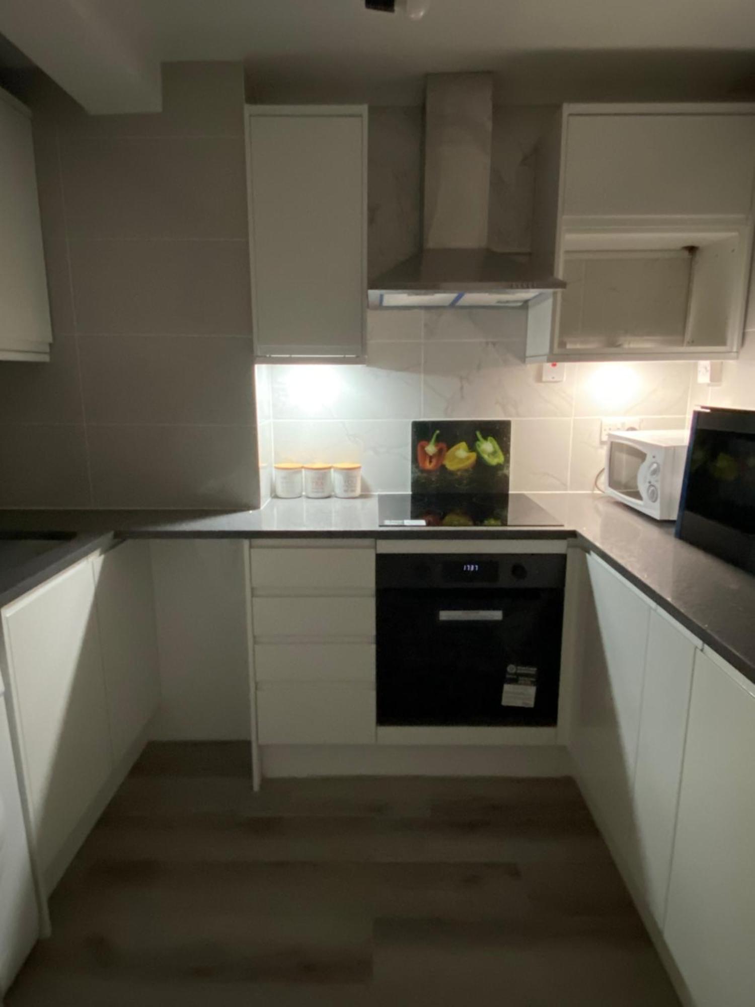 Appartamento 2-Bed Sleeps 4 Comfy For Contractors With Free Parking In Crawley Near Gatwick Manor Royal Refurbished Esterno foto